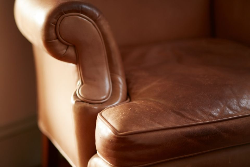 Comment protéger vos fauteuils en cuir des taches et de l'usure ?