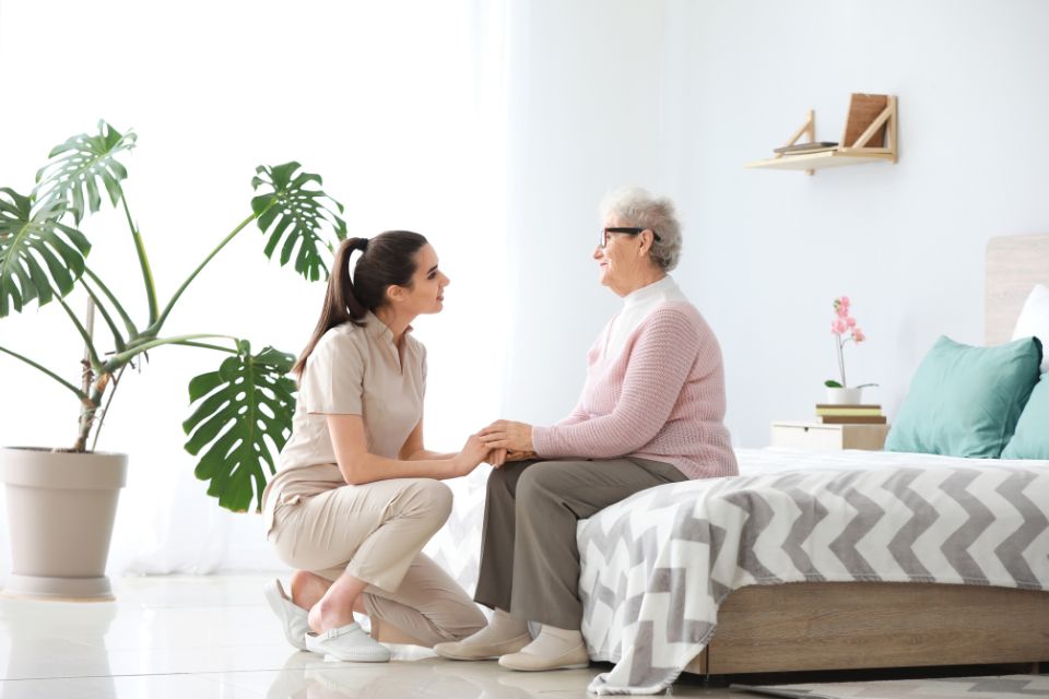 Prévenir les chutes à domicile chez les seniors : nos conseils bienveillants